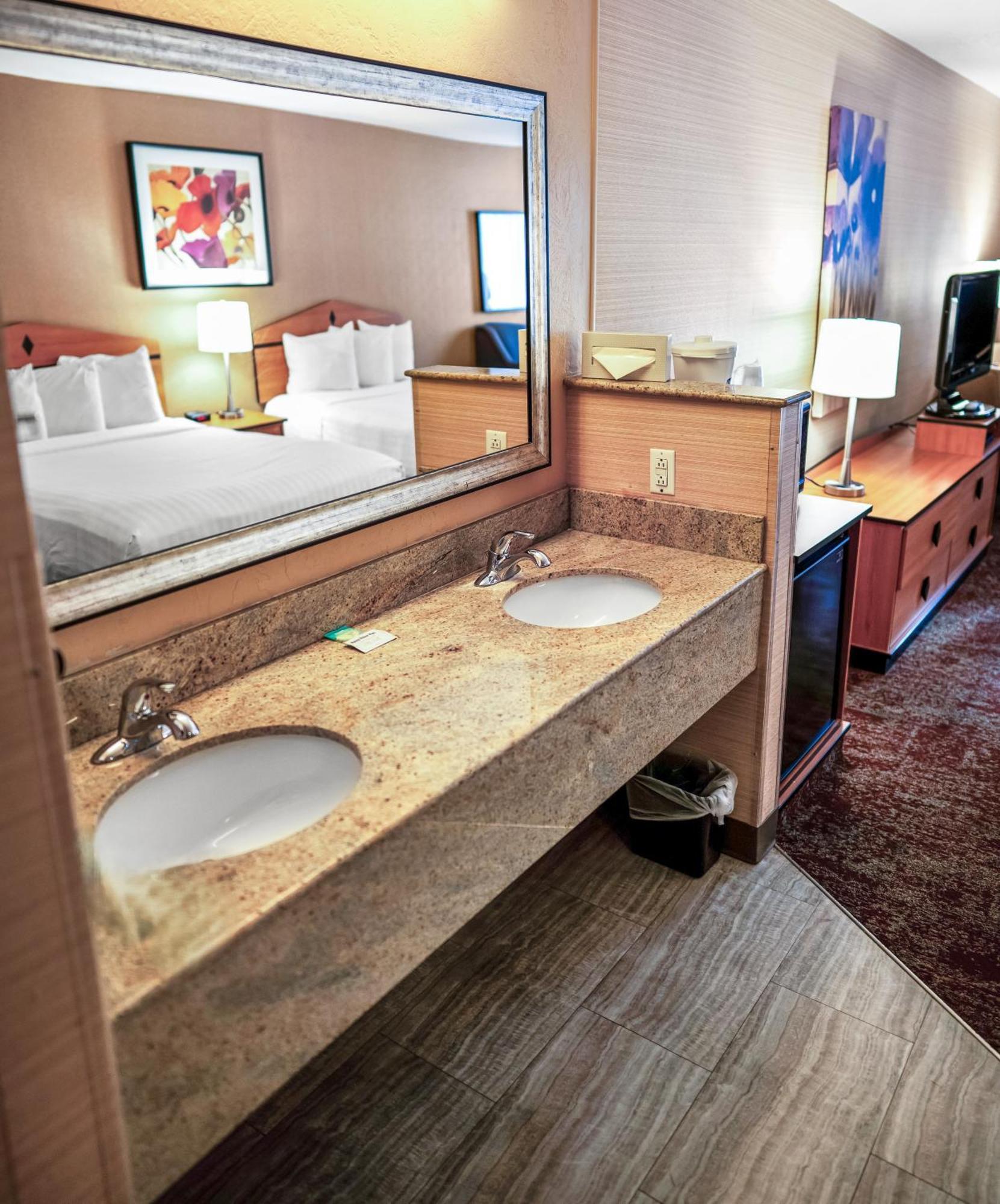 Crystal Inn Hotel & Suites - Midvalley Murray Bagian luar foto